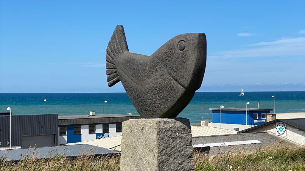 "Glad Fisk" skulptur