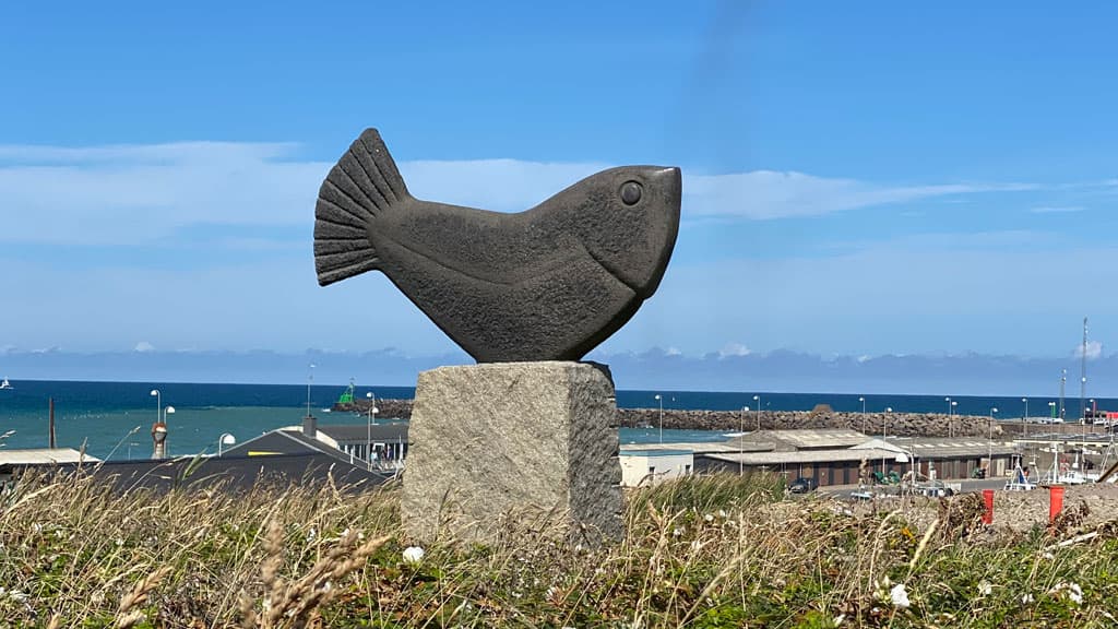 "Glad Fisk" skulptur