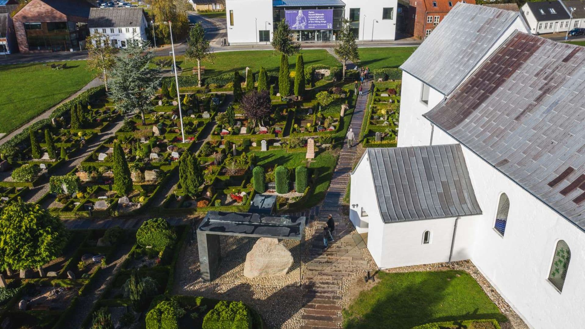 Udenfor Jelling Kirke