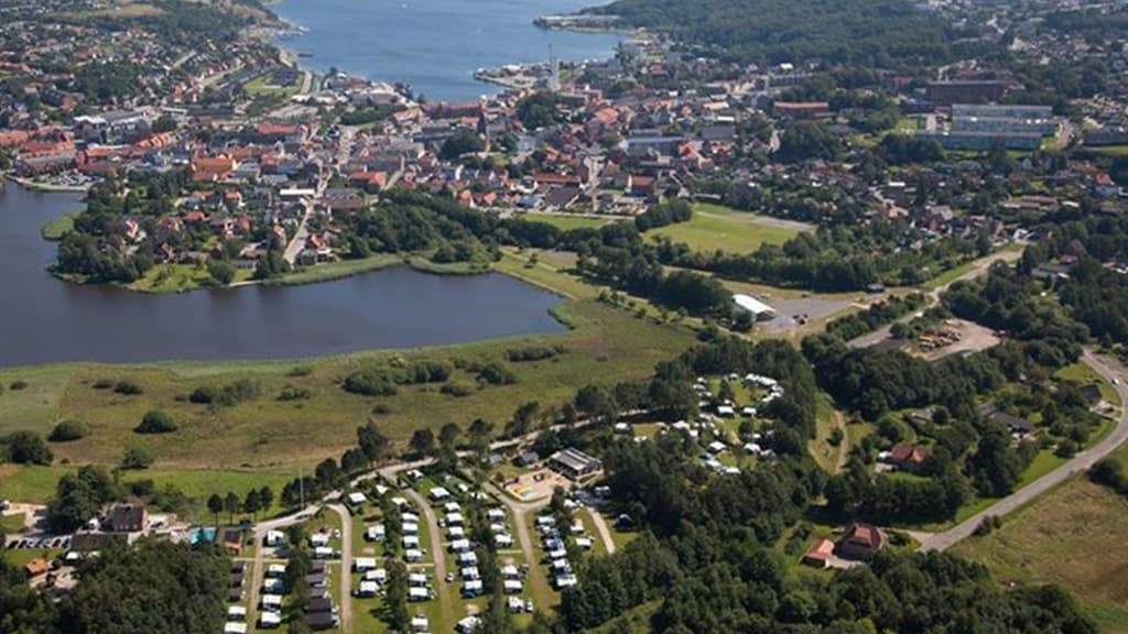 Udsigt over Hobro City Camping Gattenborg, Vesterfjord, Hobro by og Mariager Fjord