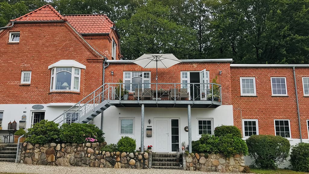 B & B  Hasselgren