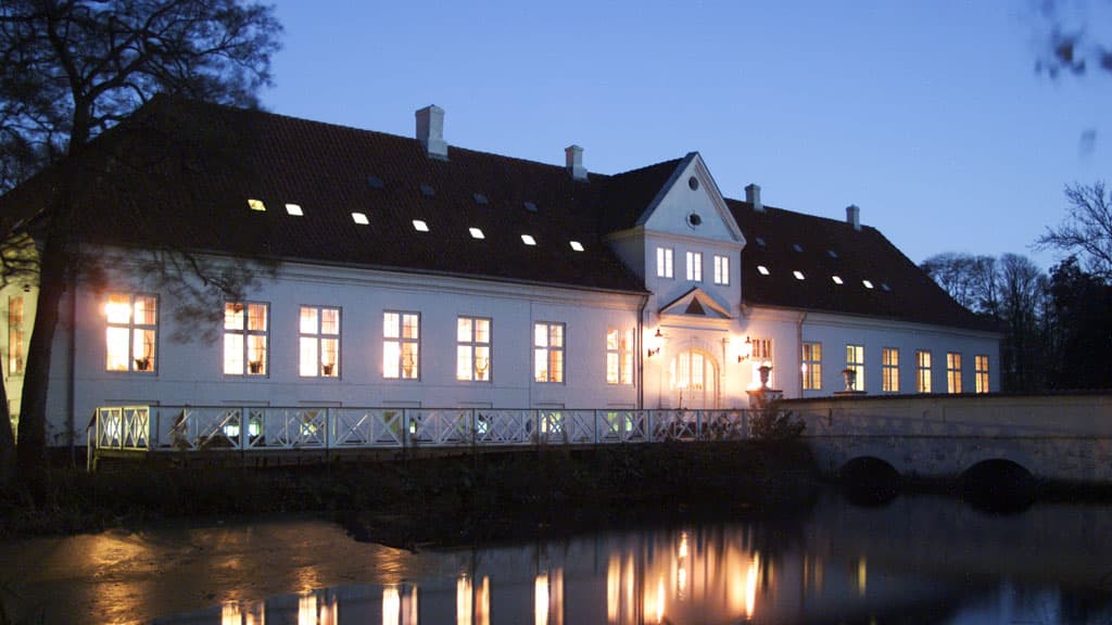 Store Restrup Herregård set udefra om aftenen