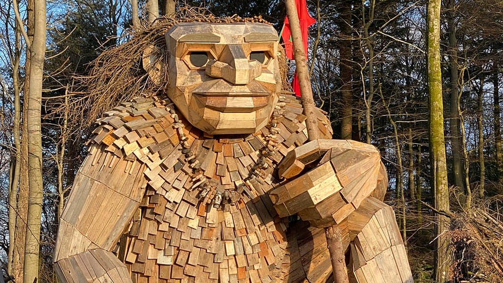 Træskulptur og trold Stærke Storm