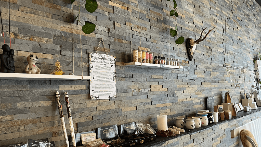 Olier, eliksirer og røgelse, Angie Buran's butik Mind & Magic