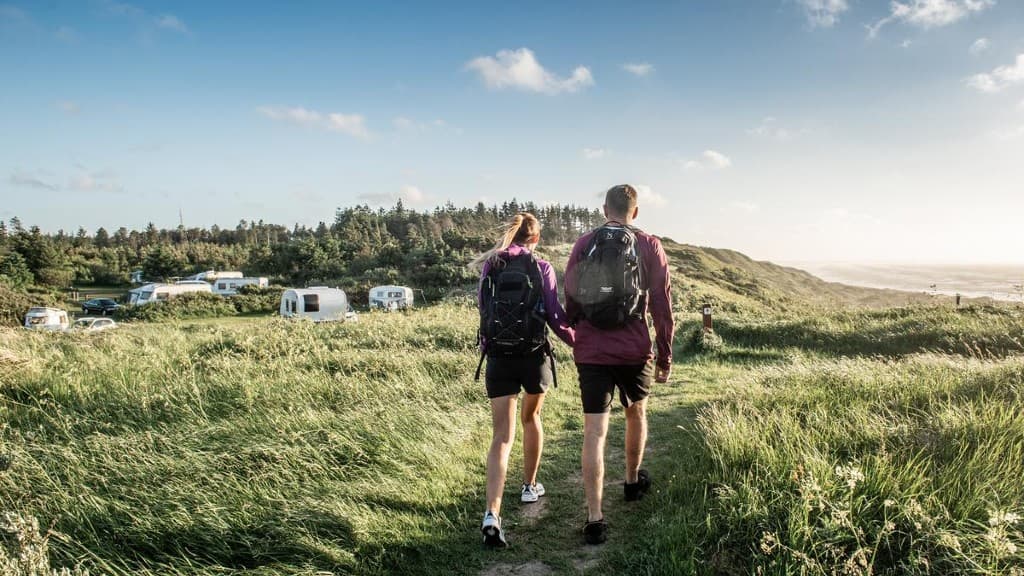 Par går tur ved Svinkløv Camping