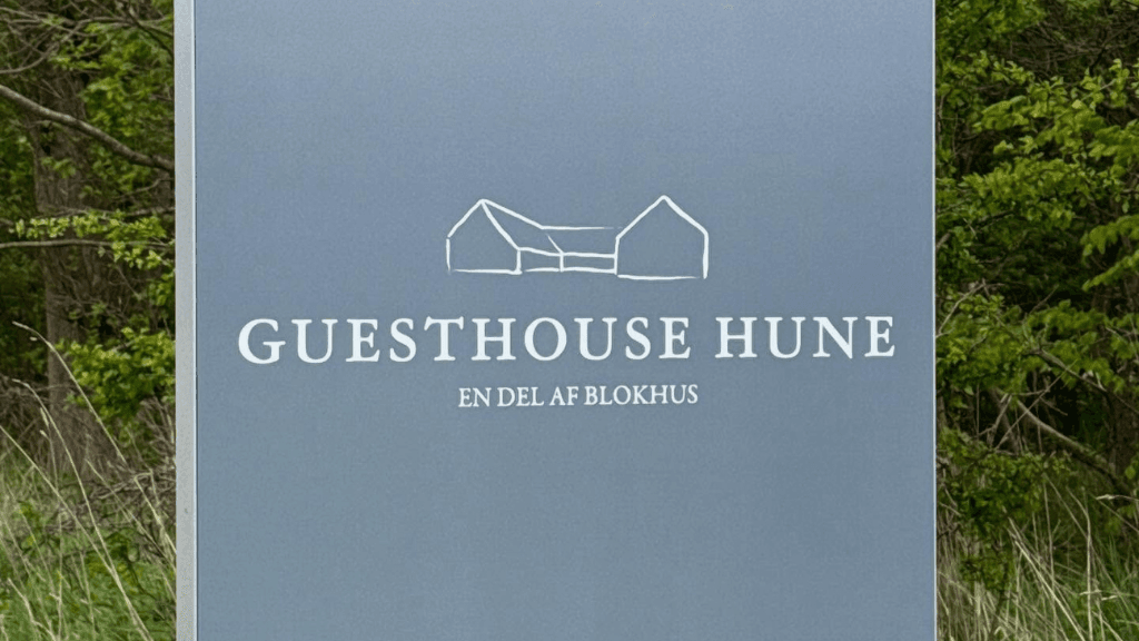 Guesthouse Hune_overnatning_skilt