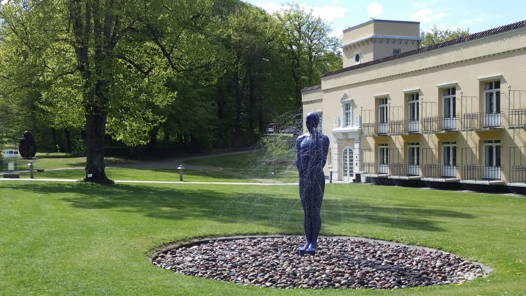 Kunstcentret Silkeborg Bad - bygning + skulptur