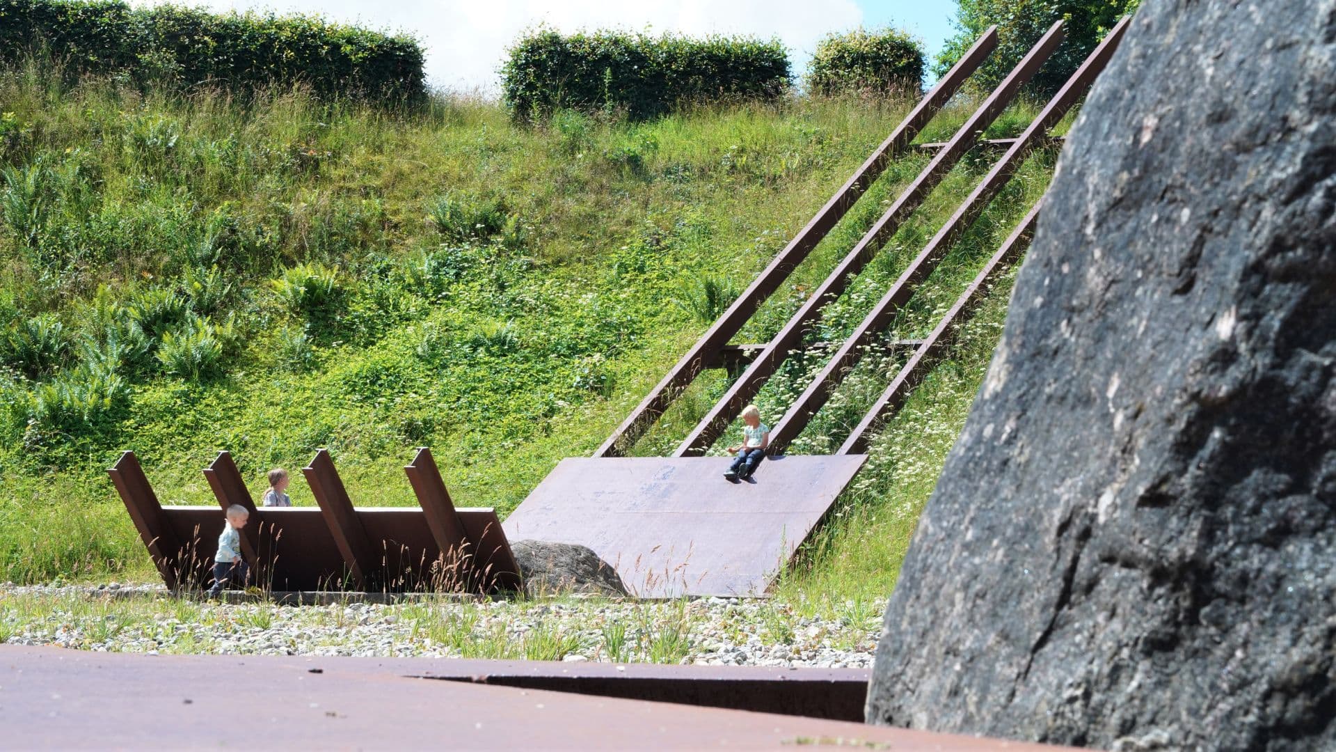 Tørskind Grusgrav børn der leger på landskabsskulptur