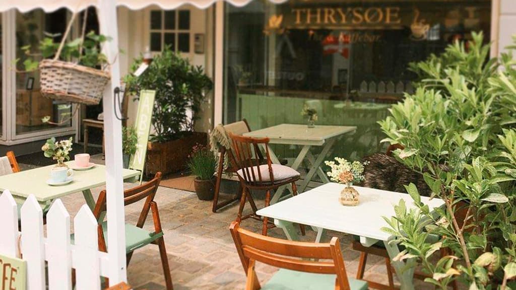 Udendørsservering ved Thrysøe The & Kaffebar