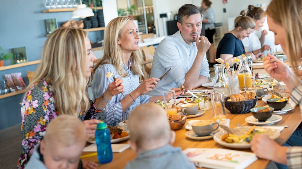 Gæster der spiser på restaurant