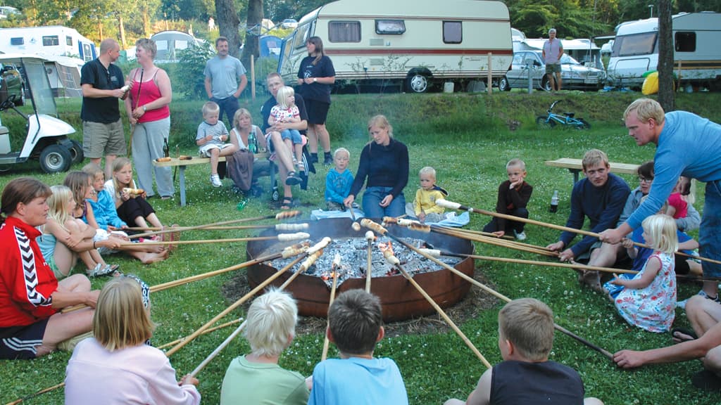 Bryrup Camping - bålhygge med snogbrød