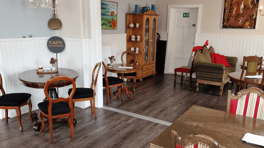 Stole, borde, sofa og vitrine hos Café Østergade