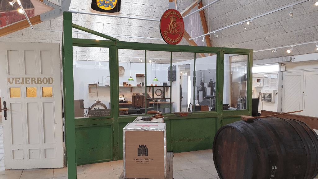 Gammelt toldkontor med en grøn vindues facade