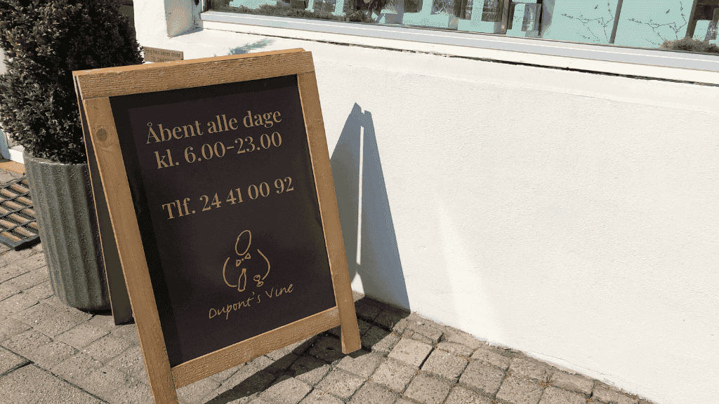 Skilt med åbningstider foran Duponts Vine