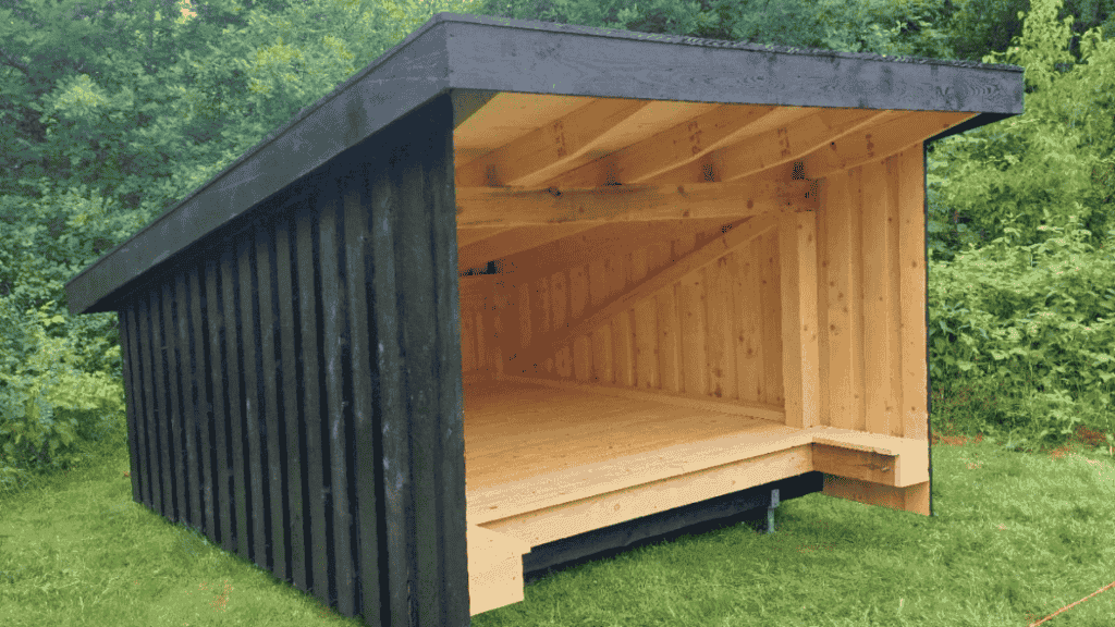 Sortmalet shelter på grøn græsplæne